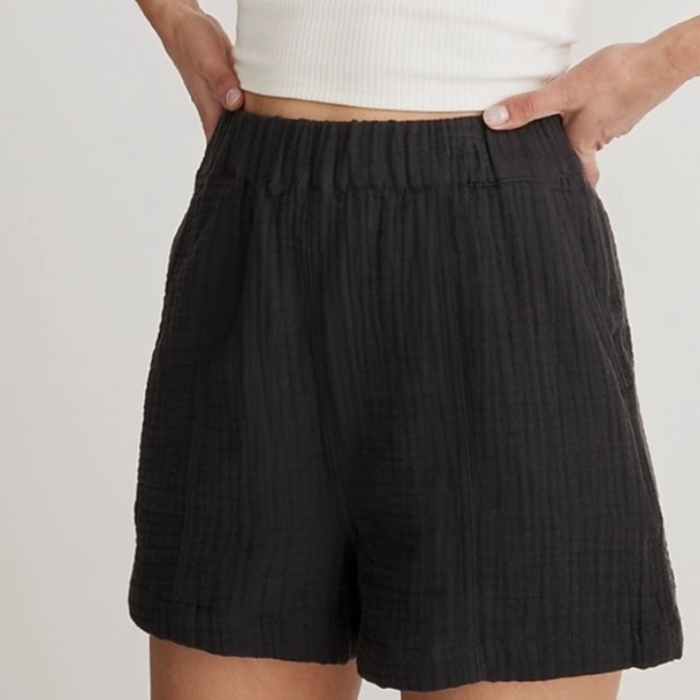 Madewell Lightspun Easy Pull-On Shorts in Black Coal